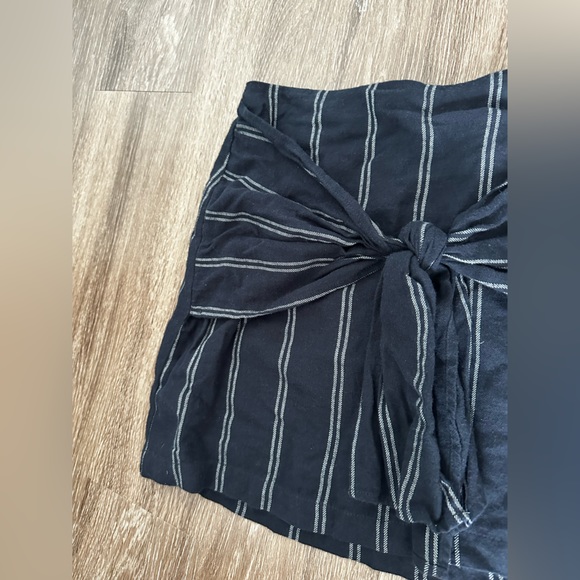 Stripped Abercrombie & Fitch pinstriped mini skirt with tie size XS - Picture 2 of 5
